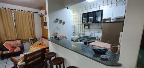 cocina y sala de estar con encimera en Apartamento na praia de Bombas Edifício Umuarama bloco B, en Bombinhas