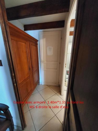 un couloir avec une porte menant à une chambre dans l'établissement La Grange de La Coste, à Saint-Barthélemy-le-Meil