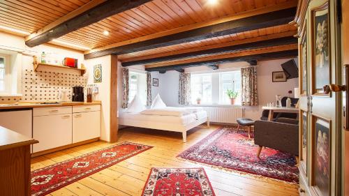 eine Küche und ein Wohnzimmer mit einer Couch und einem Tisch in der Unterkunft Appartementhotel Blomberger Hof in Blomberg