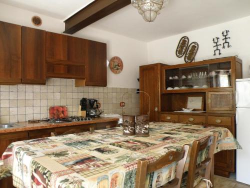 kuchnia ze stołem z tkaniną w obiekcie Ca' Spina: Sweet Home in Valpolicella w mieście SantʼAmbrogio di Valpolicella