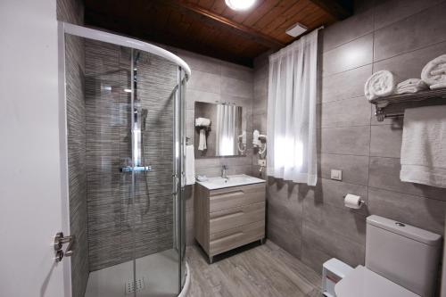 een badkamer met een douche en een wastafel bij VILLA DOS INFANTAS in Puebla de Sanabria