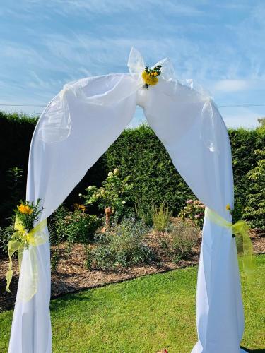 a couple of white archways with flowers at Hotel Penzion Trámky in Vikýřovice