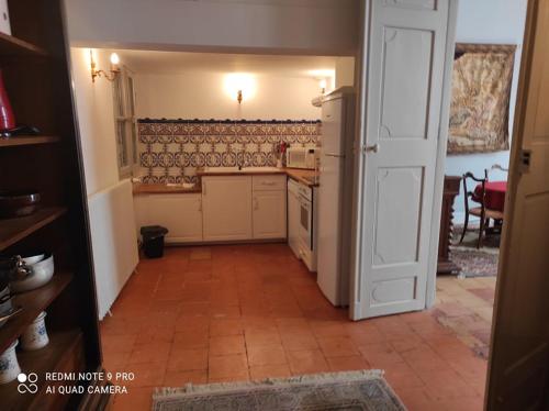Il comprend une cuisine équipée d'un réfrigérateur blanc. dans l'établissement GITE La Suite Barbes, à Carcassonne