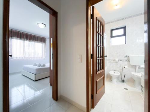 Vonios kambarys apgyvendinimo įstaigoje Exelente apartamento para férias em remodelação total até Abril