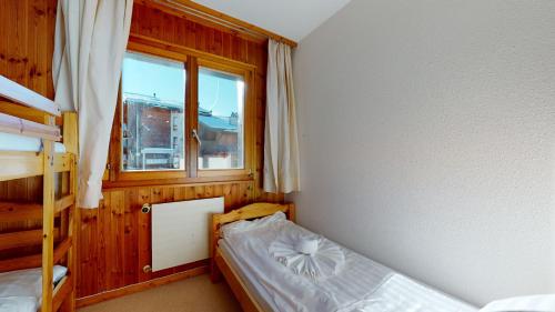 a small bedroom with a bunk bed and a window at Crêtes X1 023 - SUNNY apartment 5 pers in Veysonnaz