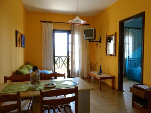 Χώρος καθιστικού στο Apartments Karpetis a green paradise