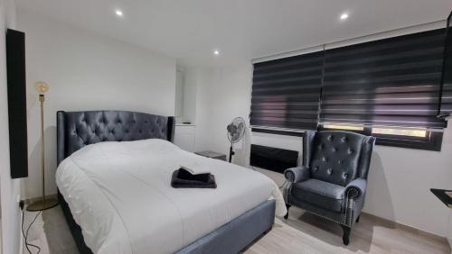 Un pat sau paturi într-o cameră la Nagia’s Apartment