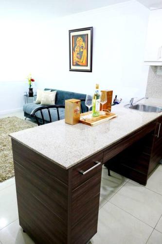 a kitchen with a counter top in a living room at Ecusuites Puerto Santa Ana - River Junto a Hotel Wyndham in Guayaquil