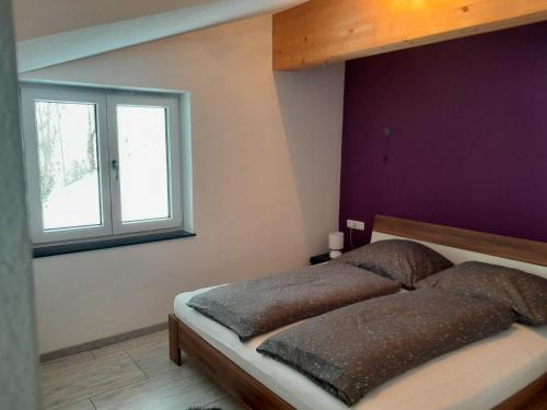een slaapkamer met een bed en een raam bij Bauernhof Vordergrub in Scheffau am Wilden Kaiser