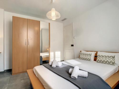 une chambre avec un grand lit et un placard dans l'établissement Nestor&Jeeves - BOW WINDOW BUFFA - City center - Very close beach, à Nice