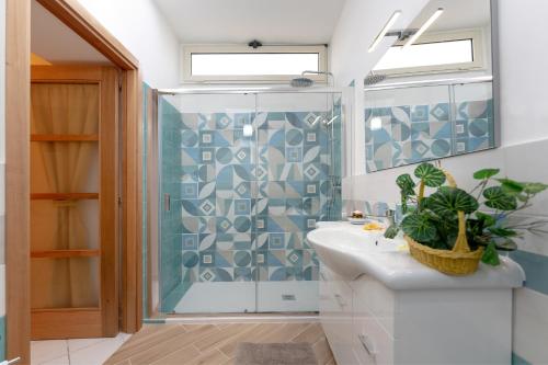 een badkamer met een wastafel en een douche bij Casa Palazzo Merlato in Procida