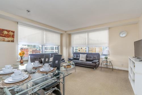 een woonkamer met een bank en een tafel bij Furnished 2 Bedroom Apartment near National Museum apts in Washington