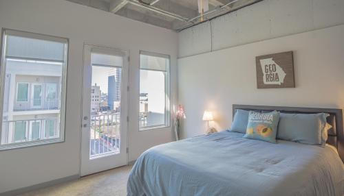 Säng eller sängar i ett rum på 2BR Fully Furnished Apartment - Great location in Midtown apts