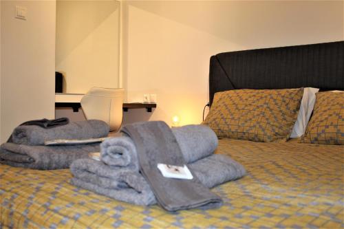 Una cama con un montón de toallas. en Khibra 3, en Volos