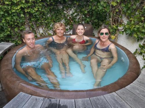 Haus Strandburg في فانجر أوخه: مجموعة من الناس يجلسون في حوض استحمام ساخن