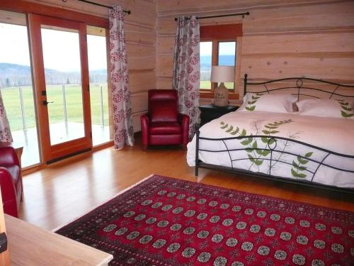 Una cama o camas en una habitación de Jollymore Ranch