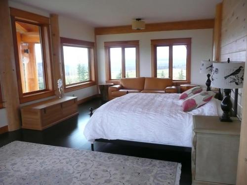 Una cama o camas en una habitación de Jollymore Ranch