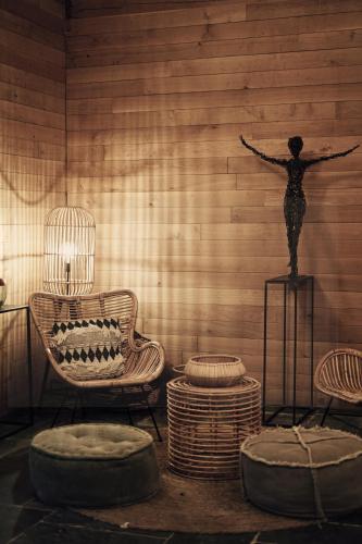a room with a statue of a man with his arms out at Domaine Sur Les Sarts in Ohey