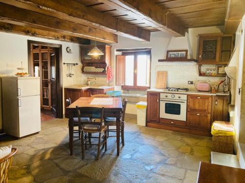 普拉托韋基奧的住宿－Castello di Urbech，一间带桌子和冰箱的大厨房