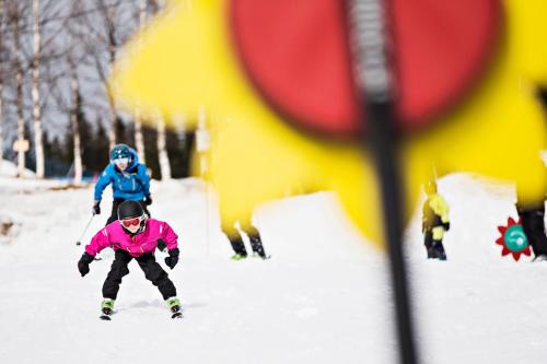 two people on skis in the snow at Renfjällsgården in Edsåsdalen