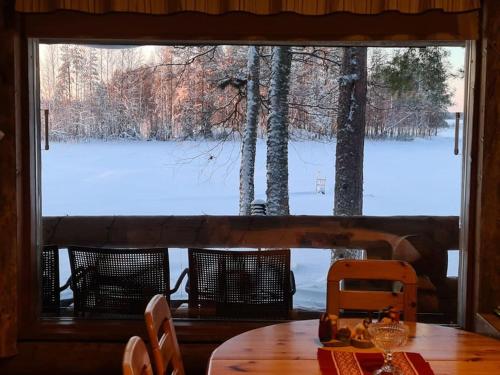 a window with a view of a snow covered field at Holiday Pyhäniemenranta in Kihniö
