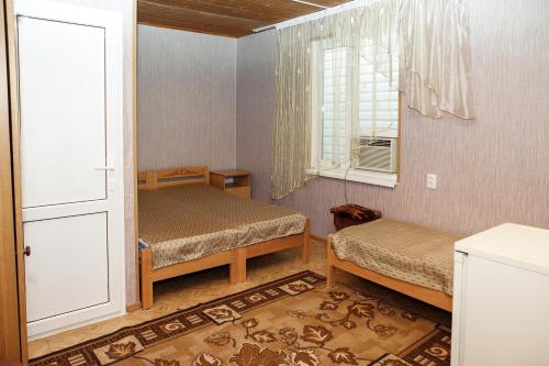 เตียงในห้องที่ Cottage Turgeneva 98 B