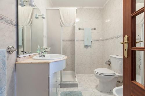 ein weißes Badezimmer mit Waschbecken und Toilette in der Unterkunft Casa do Outeiro in Mondim de Basto