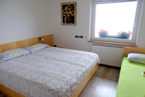 Ένα ή περισσότερα κρεβάτια σε δωμάτιο στο Apartma Metka Leše Tržič