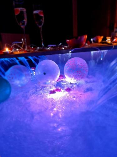 - une table avec des verres à vin et de la glace dans l'établissement Royal Room jacuzzi haut de gamme centre ville, à Mulhouse