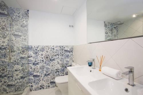ein weißes Bad mit einem WC und einem Waschbecken in der Unterkunft Casa Cosi - Casanova 3 in Barcelona