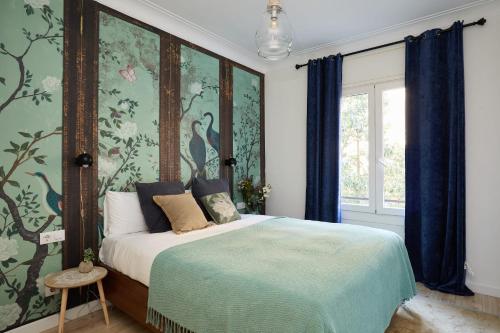 Schlafzimmer mit einem großen Bett und blauen Vorhängen in der Unterkunft Casa Cosi - Casanova 3 in Barcelona