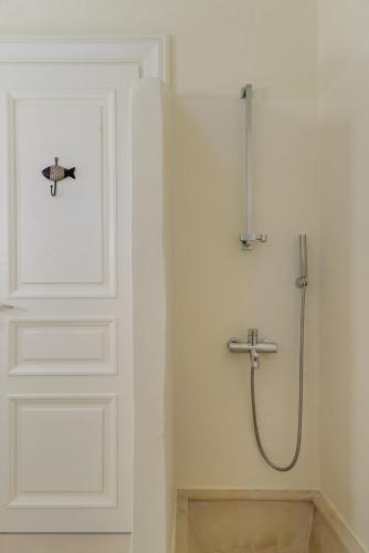 a shower in a bathroom with a showeriterator at Pasithea Villa Kea in Vourkari