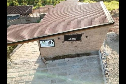 an overhead view of a building with a sign on it at La Villa Chalés in Serra Negra