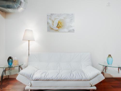ein weißes Sofa im Wohnzimmer mit zwei Tischen in der Unterkunft 2BR Fully Furnished Apartment in downtown - Great location apts in Philadelphia