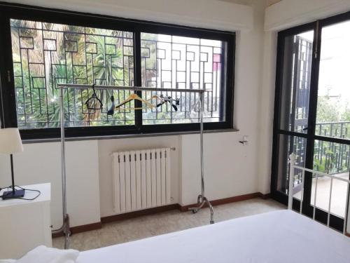 バーリにあるZona fiera Stanze in appartamento condivisoのベッドルーム1室(ベッド1台、ステンドグラスの窓付)