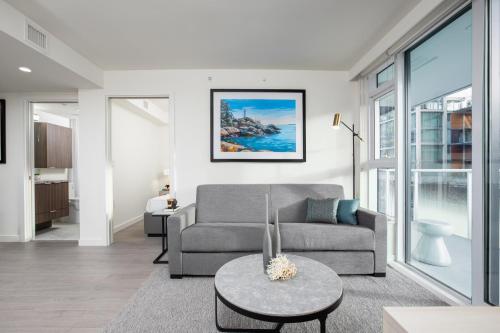 Level Downtown - Howe في فانكوفر: غرفة معيشة مع أريكة وطاولة