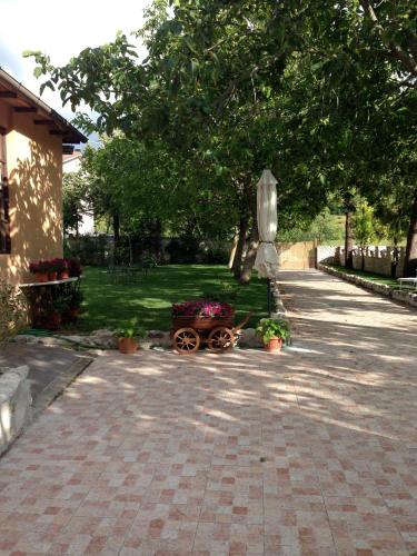 a park with a cart with flowers on it at Agriturismo Capriccio Di Giove in Cansano