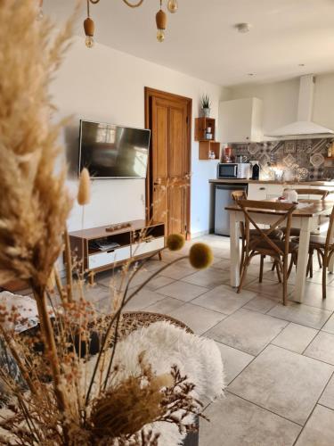 Il comprend une cuisine et un salon avec une télévision et une table. dans l'établissement gîte du Domaine Jaume, à Vinsobres