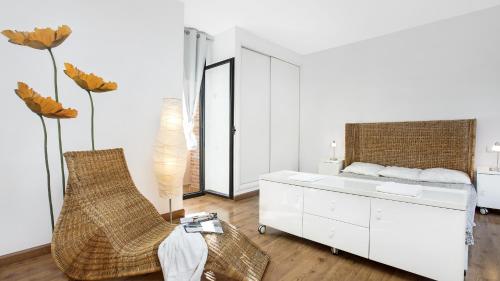 une chambre blanche avec un lit et une chaise dans l'établissement 2Pon01 - Lloret de Mar, à Lloret de Mar