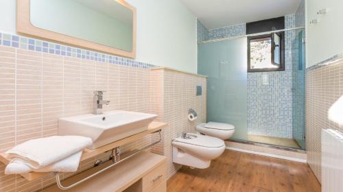 une salle de bains avec lavabo et toilettes dans l'établissement 2Pon01 - Lloret de Mar, à Lloret de Mar