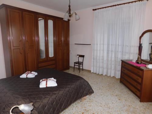 um quarto com uma cama, uma cómoda e um espelho em La casa di Mascia em Roccasecca