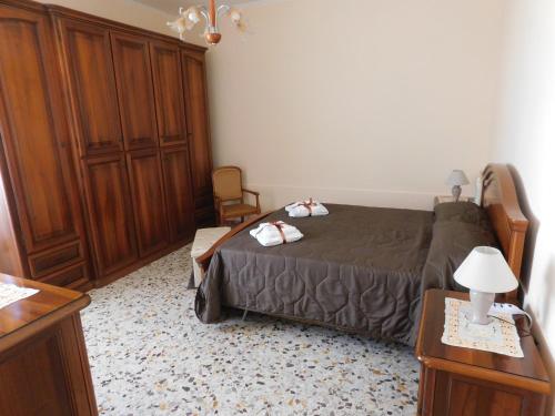 a small bedroom with a bed and a dresser at La casa di Mascia in Roccasecca