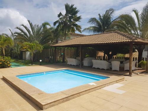 a swimming pool in a yard with a gazebo at Tree Bies Resort Subaúma - Apartamento particular in Subaúma