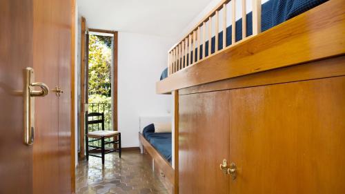 Una habitación con una escalera y una cama y una puerta. en 1Rosam01 Llafranc, en Llafranc