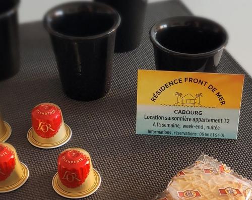 une table avec trois œufs rouges et un signe dans l'établissement Résidence Front de mer Cabourg - Accès direct plage, à Cabourg