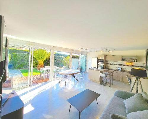 sala de estar con sofá y mesa en Bandol - Résidence Premium jardin, piscine et garage, en Bandol