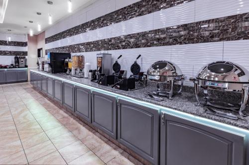 a bar in a restaurant with a counter at La Quinta by Wyndham Garland Harbor Point in Garland
