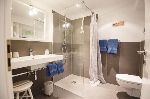 ヴィーク・アウフ・フェールにあるHaus Halligblick Whg 17のシャワー、洗面台、トイレ付きのバスルーム