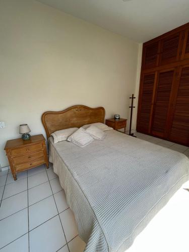 - une chambre avec un lit et 2 oreillers dans l'établissement APARTAMENTO NA RUA DA PRAIA COM VISTA PARA O MAR, à Guarujá