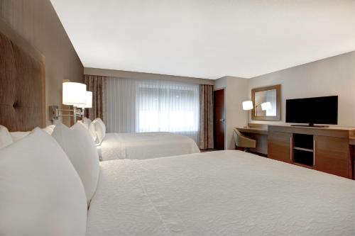 Katil atau katil-katil dalam bilik di Ramada by Wyndham St Paul AB
